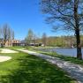 Golfplatz mit Clubhaus am See, umgeben von Bäumen und blauem Himmel., © Hotel-Restaurant Hausschachen