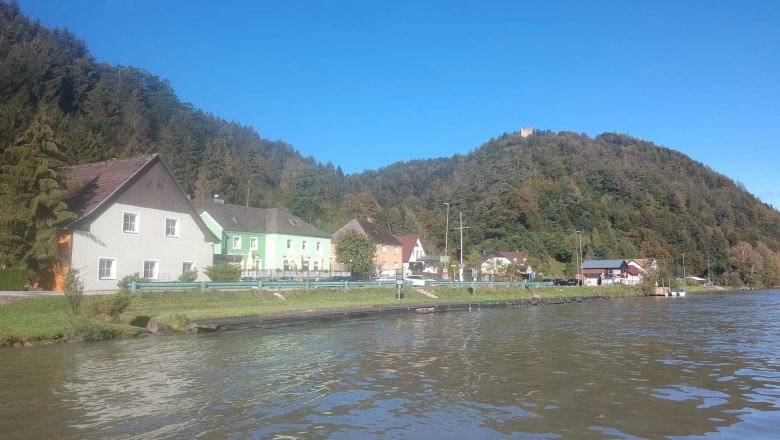 Direkt an der Donau gelegen: Gasthof Ziseritsch (in grün), © Ziseritsch