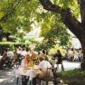 Gartenrestaurant mit Gästen unter schattigen Bäumen, sommerliche Atmosphäre., © Donau-Rad-Hotel Gasthof Böhm