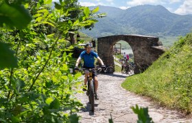 Mountainbiker beim Roten Tor in Spitz, © Donau NÖ Tourismus/Barbara Elser