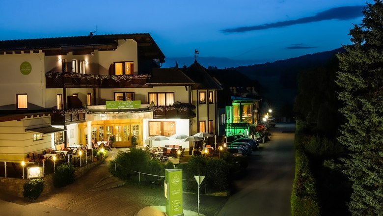 VITALZEIT-HOTEL-WEBER_Aussenansicht-Nacht_©-Michael-Giefing_komp, © Michael-Giefing