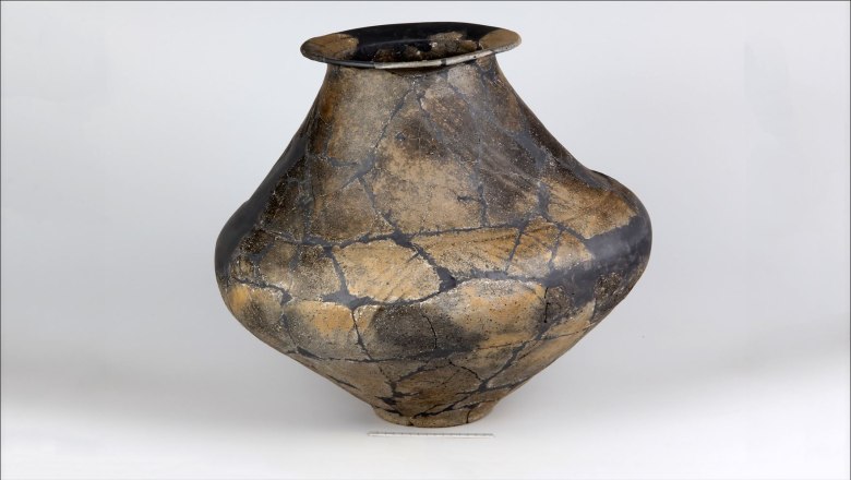 Reconstructed ceramic vessel from the Hallstatt period, ‘Hinter den Gärten’ site, © Landessammlungen Niederösterreich, UF-22973.28