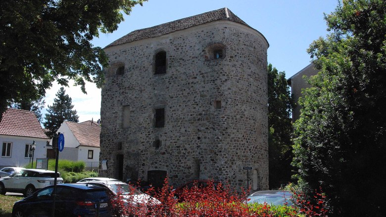 Ein "Hufeisenturm" des römischen Kastells ist fast vollständig erhalten, © Franz Pieler