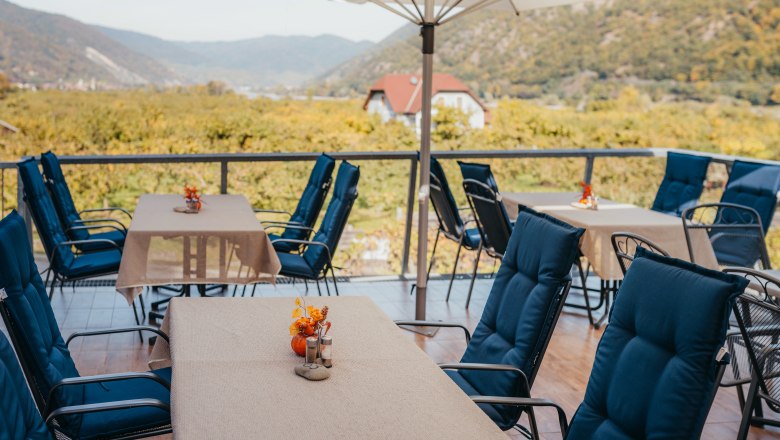 Terrasse mit weiten Blick über die Donau, © Niederösterreich Werbung/Daniela Führer