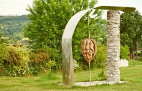 Nussskulptur in Krummnussbaum, © Donau Niederösterreich / Klaus Engelmayer