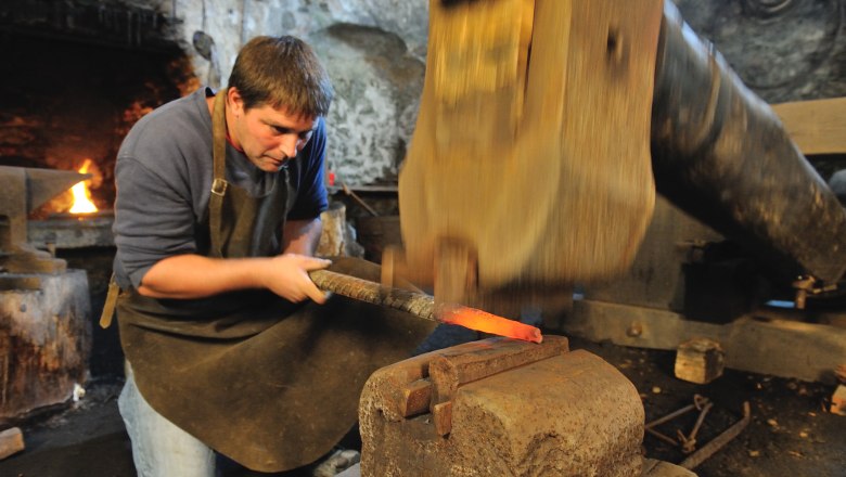 Bei der Arbeit in der Hammerschmiede, © Gregor Semrad