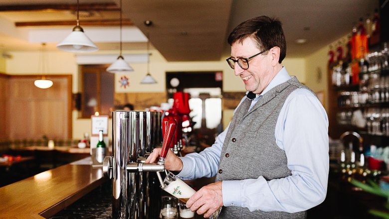 Wirt Josef Hag zapft das Gmünder Stadtbier, © Niederösterreich Werbung/Mara Hohla