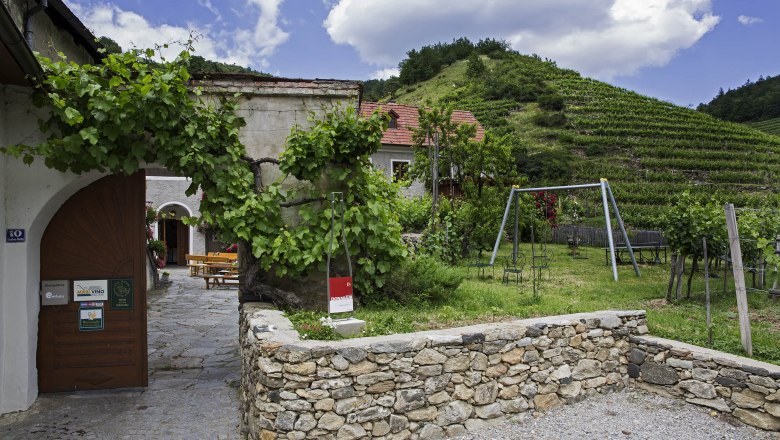 Eingangsbereich zum Weingut Helmut Donabaum, © Monika Loeff