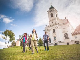 Wanderer haben Maria Langegg erreicht, © Donau NÖ Tourismus/Daniela Matejschek