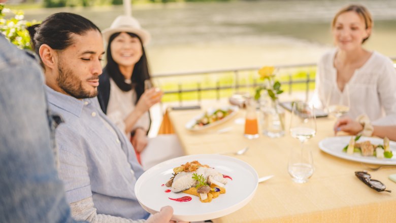 Genuss auf der Terrasse im Restaurant Heinzle, © Die Abbilderei