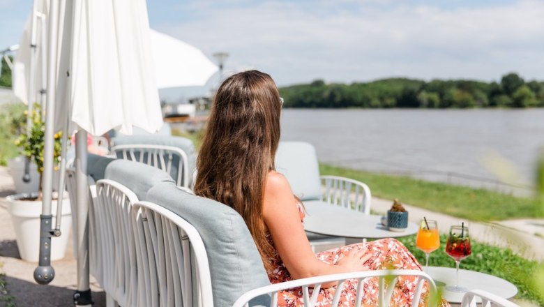 Die Terrasse am Donau-Ufer., © Wellen.Spiel