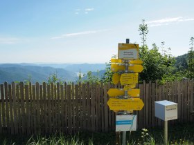 Wegweiser beim Naturparkhaus am Jauerling, © Wachau-Nibelungengau-Kremstal