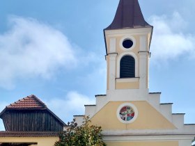 Kapelle in der Ortsmitte von Oberbergern mit Treppengiebel und Turmaufsatz mit Spitzhelm. Hier beginnt die 13. Etappe des Welterbesteiges, © Radler-Rast