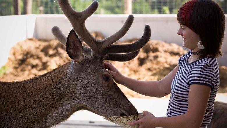 Claudia mit Hirsch Maxi, © Langthaler