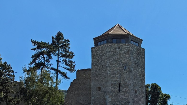 Mittelalterlicher Steinturm mit modernem Dach, umgeben von Bäumen., © Donau Niederösterreich, Daniela Wagner