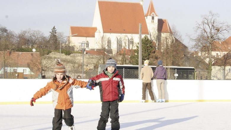 Eislaufplatz mit Blick auf Kirche, © Jarmer