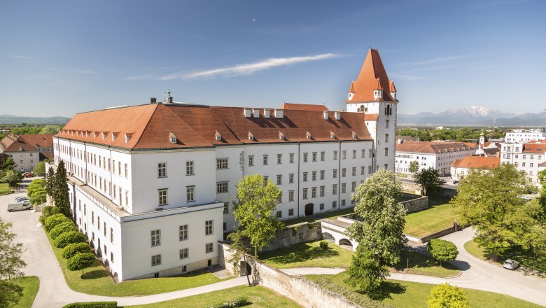 Burg Wiener Neustadt, Theresianische Militärakademie, Schneeberg im Hintergrund, © Wiener Alpen, Foto: Franz Zwickl