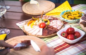 Heurigenjause mit Kremstaler Wein und regionalen Spezialitäten, © Wachau-Nibelungengau-Kremstal