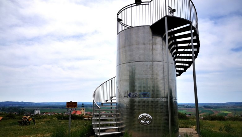 Ein Weintank als Aussichtswarte, © Weinstraße Weinviertel