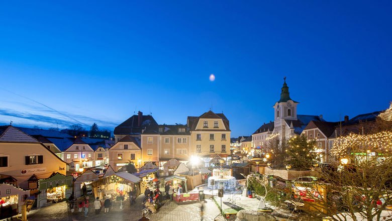 Pre-Christmas atmosphere on Zwettl's main square, © Waldviertel Tourismus, Studio Kerschbaum