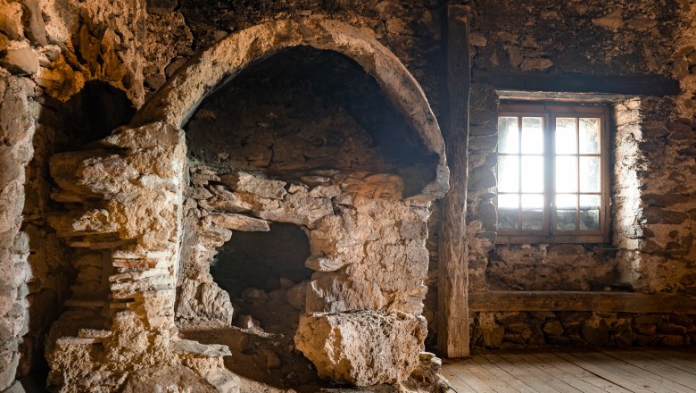 Wehrkirche Lichtenegg - Alter Backofen im Obergeschoß, © Wiener Alpen, Christian Kremsl