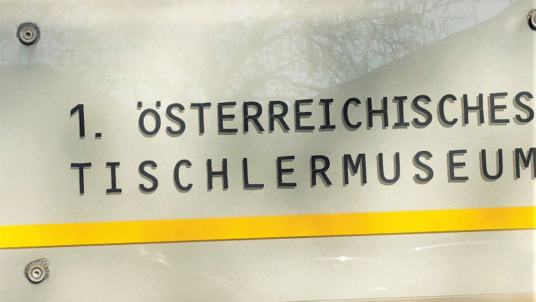 Schild des 1. Österreichischen Tischlermuseums mit gelbem Streifen., © Donau NÖ Tourismus GmbH