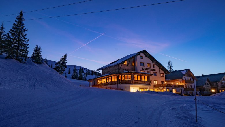 JoSchi Almgasthof Hochkar in winterlicher Nacht, © Martin Stellenberger/JoSchi Hochkar GmbH