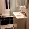 Badezimmer mit Badewanne / Dusche , Fenster und Doppelwaschtisch, © U.E.