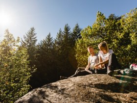 Rast auf mächtigen Granitsteinen, © Wachau-Nibelungengau-Kremstal