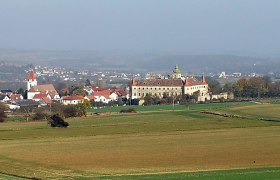 Fatima Wallfahrtskirche (links), Schloss Droß (rechts), © Roman Zöchlinger