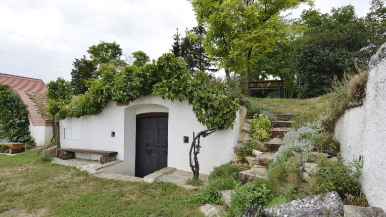 Weinkeller mit begrüntem Dach und steinernen Stufen im Garten., © Donau Niederösterreich, Steve Haider