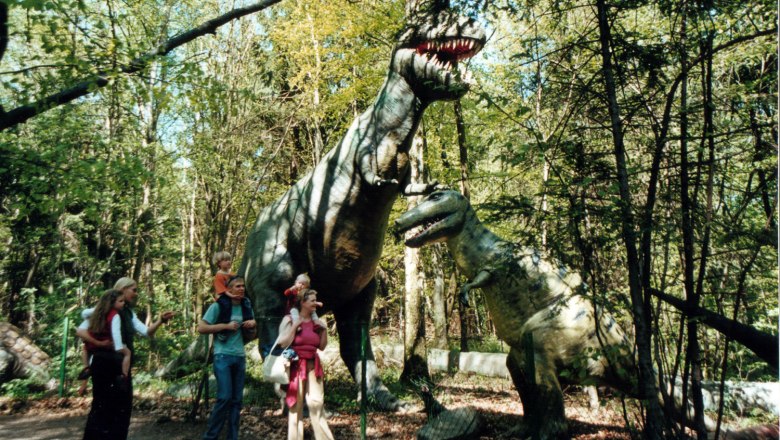 Familie bei den Dinosaurier, © Familienpark Hubhof