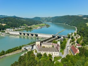 Blick von oben auf Schloss Persenbeuge und Donaukraftwerk Ybbs-Persenbeug, © Marktgemeinde Persenbeug-Gottsdorf / www.extremfotos.com