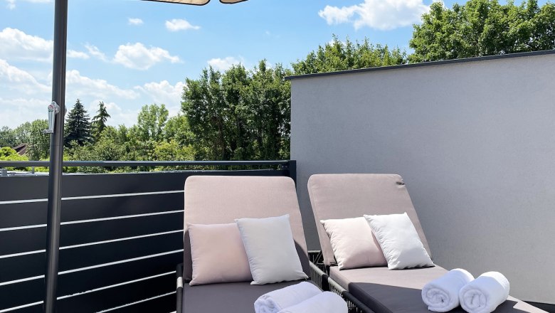 Balcony with sun loungers, © Kay Haderer