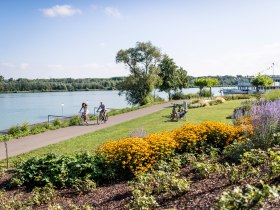 Radfahrer an der Picknickwiese Tulln, © Donau Niederösterreich - Kamptal-Wagram-Tullner Donauraum