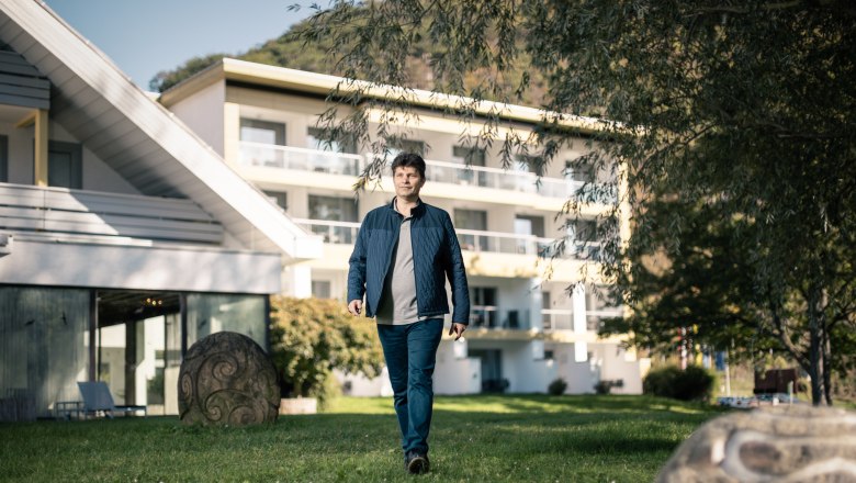 Josef Dietmann in front of the Hotel Krainerhütte, © Niederösterreich Werbung/ Martin Fülöp