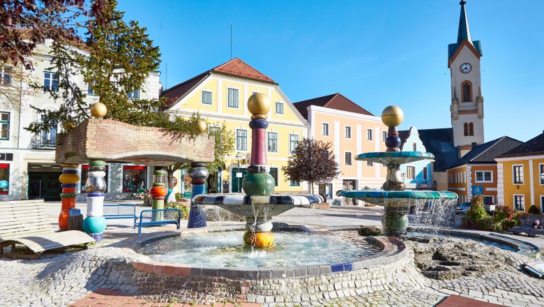 Zwettl's main square with the Hundertwasser fountain, © Stadtgemeinde Zwettl, Monika Prinz