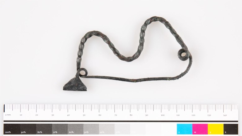 Fibula (brooch for fastening garments) from a Hallstatt-period pit house, © Landessammlungen Niederösterreich, UF-19842.1