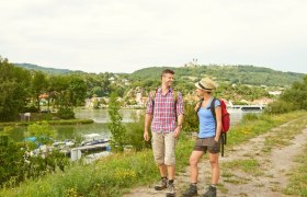 Wandern in Krummnussbaum im Hintergrund Basilika Maria Taferl, © Donau Niederösterreich / Klaus Engelmayer