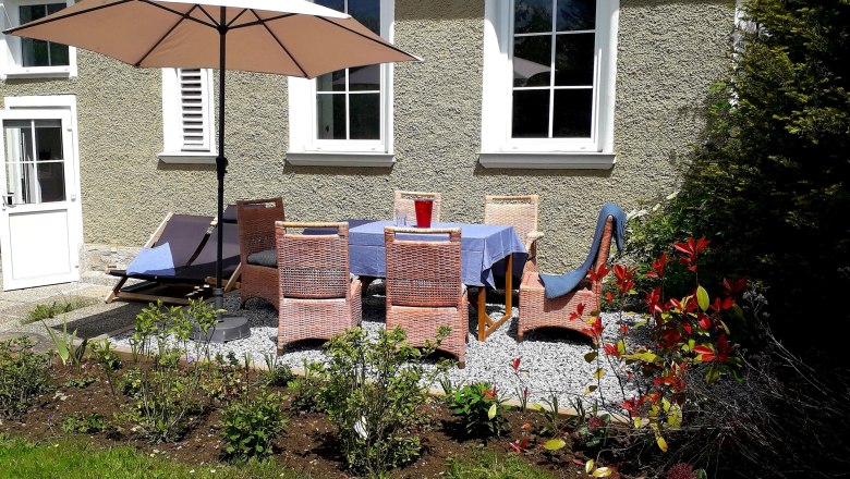 Direkt vor den Küchenfenstern liegt die Terrasse mit Grillplatz und Sicht über den gesamten Garten., © U.E.