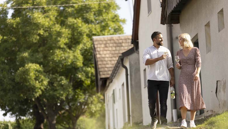 Kellergasse Kettlasbrunn genießen, © Weinviertel Tourismus / Schwarz-König