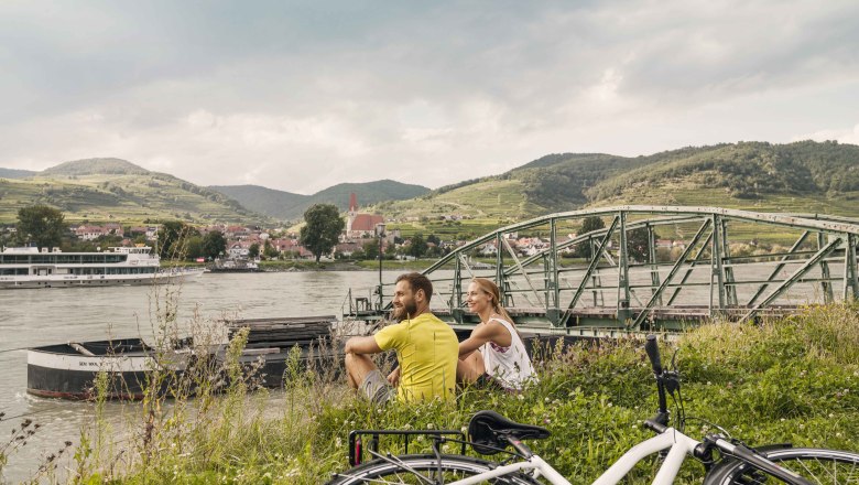 Warten auf die Fähre Weißenkirchen-St. Lorenz, © Donau NÖ/Andreas Hofer