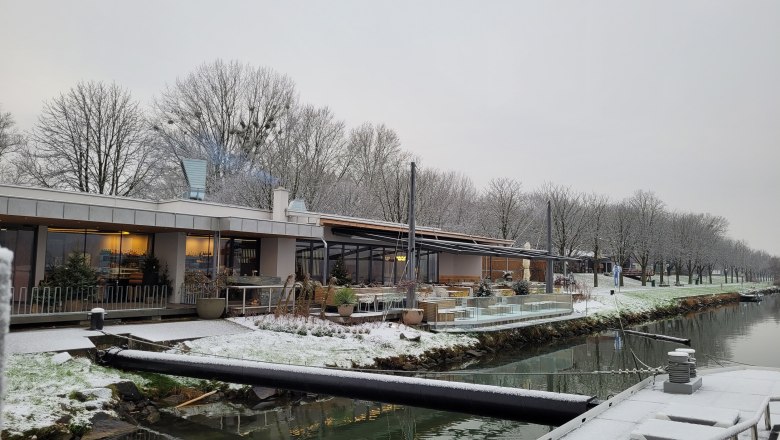 Winterliche Uferpromenade mit modernem Gebäude und schneebedecktem Kanal., © Donau Niederoesterreich Ketting