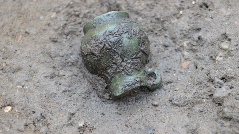 Roman miniature amphora made of bronze in the Tulln-Wilhelmstraße excavation, © BDA