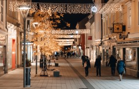 Wiener Neustadt in Advent, © busyshutters