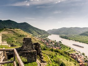 Spitz mit der Ruine Hinterhaus, © Donau NÖ Tourismus/Robert Herbst