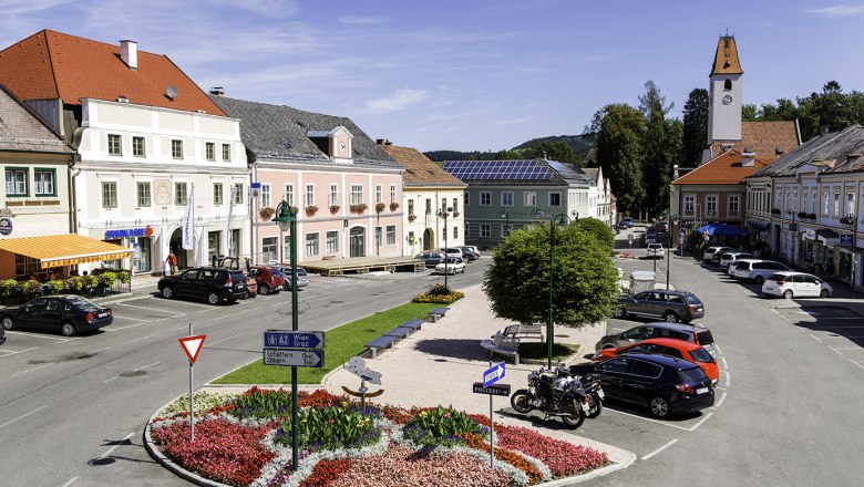 Hauptplatz mit vielen Geschäften und Cafés, © Wiener Alpen/ Franz Zwickl