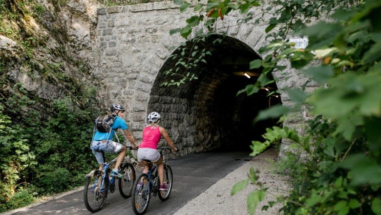 Einer der vielen Höhepunkte am Radweg ist die Fahrt durch das Naturdenkmal "Ofenloch", © schwarz-koenig.at