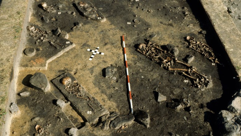 Burial ground on the Obere Holzwiese during the excavation in 1990, © IUHA Wien, Herwig Friesinger