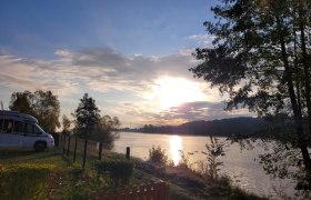 Sonnenuntergang am Fluss mit Wohnmobil und Bäumen im Vordergrund., © Camping Marbach